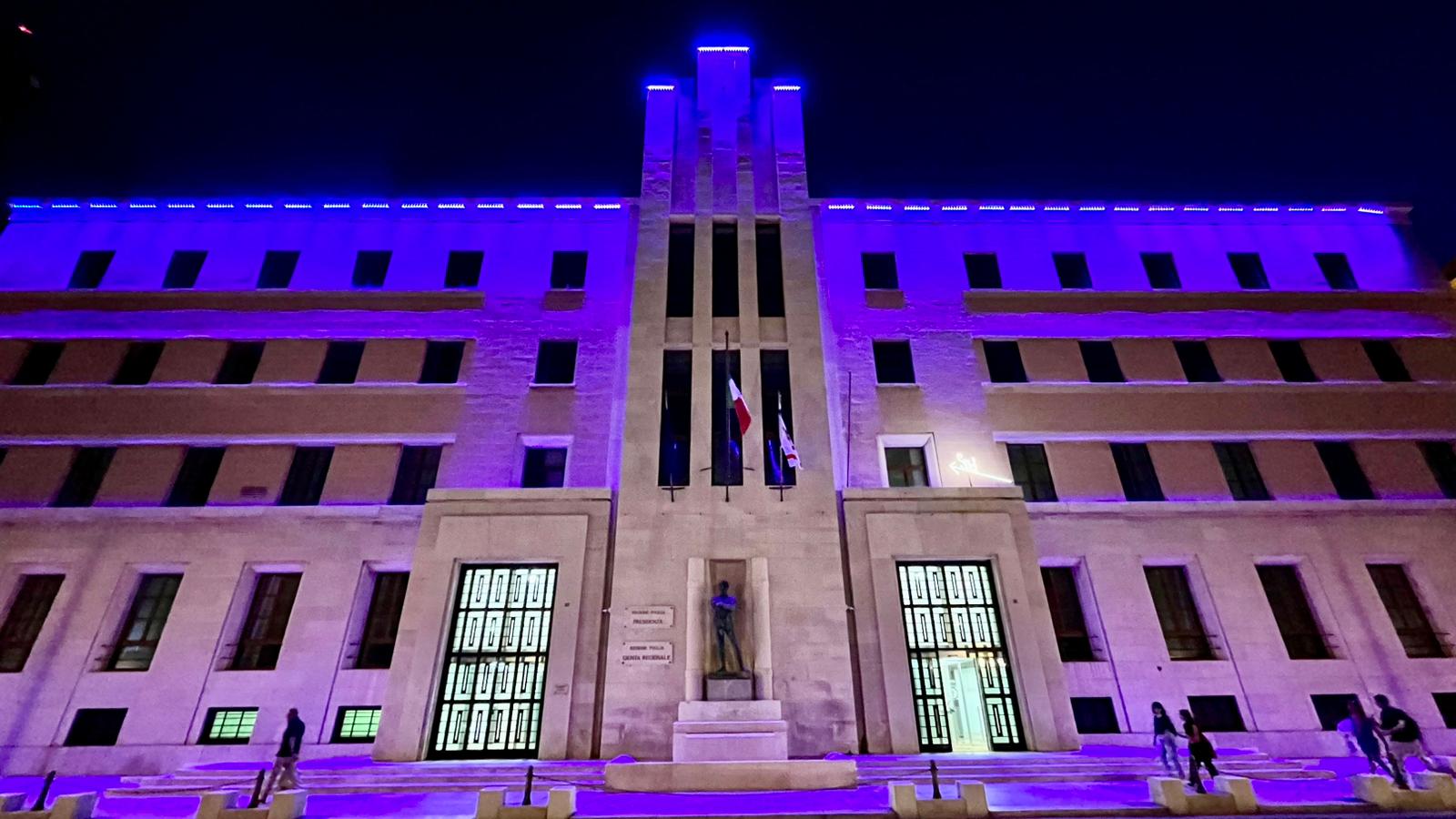 Galleria Fibromialgia, il Palazzo della Regione Puglia si illumina di viola per la Giornata mondiale - Diapositiva 1 di 4